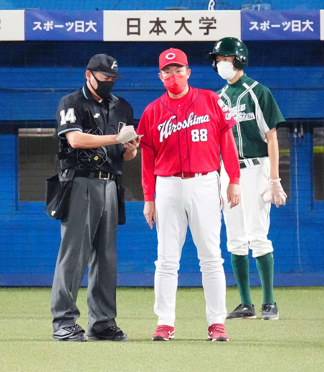 ヤクルト対広島　5回裏開始前、選手交代を告げる広島佐々岡監督（中央）（撮影・江口和貴）