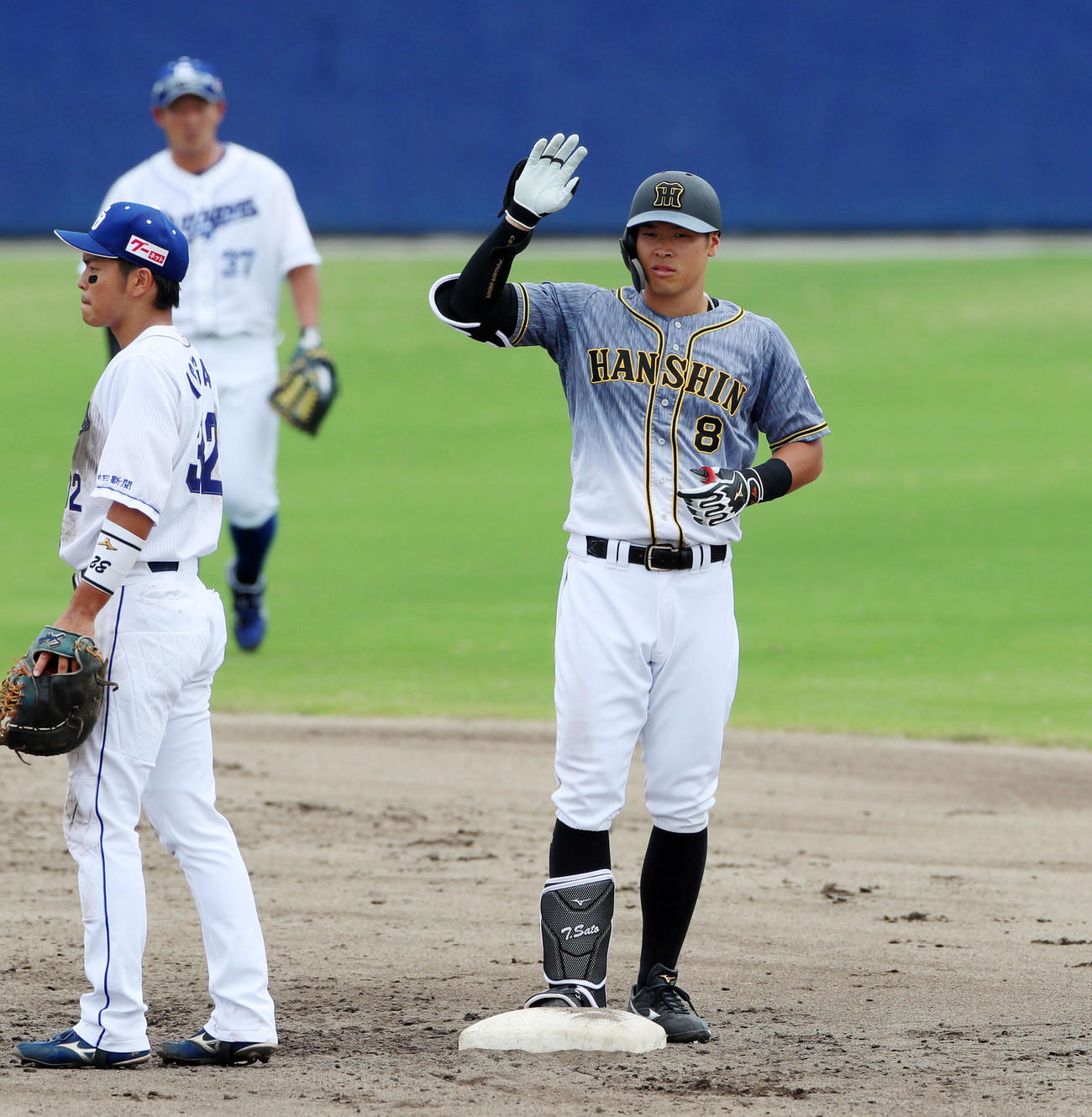 中日対阪神　3回表阪神2死二塁、佐藤輝は左中間に適時二塁打を放ち、称賛に応える（撮影・加藤哉）