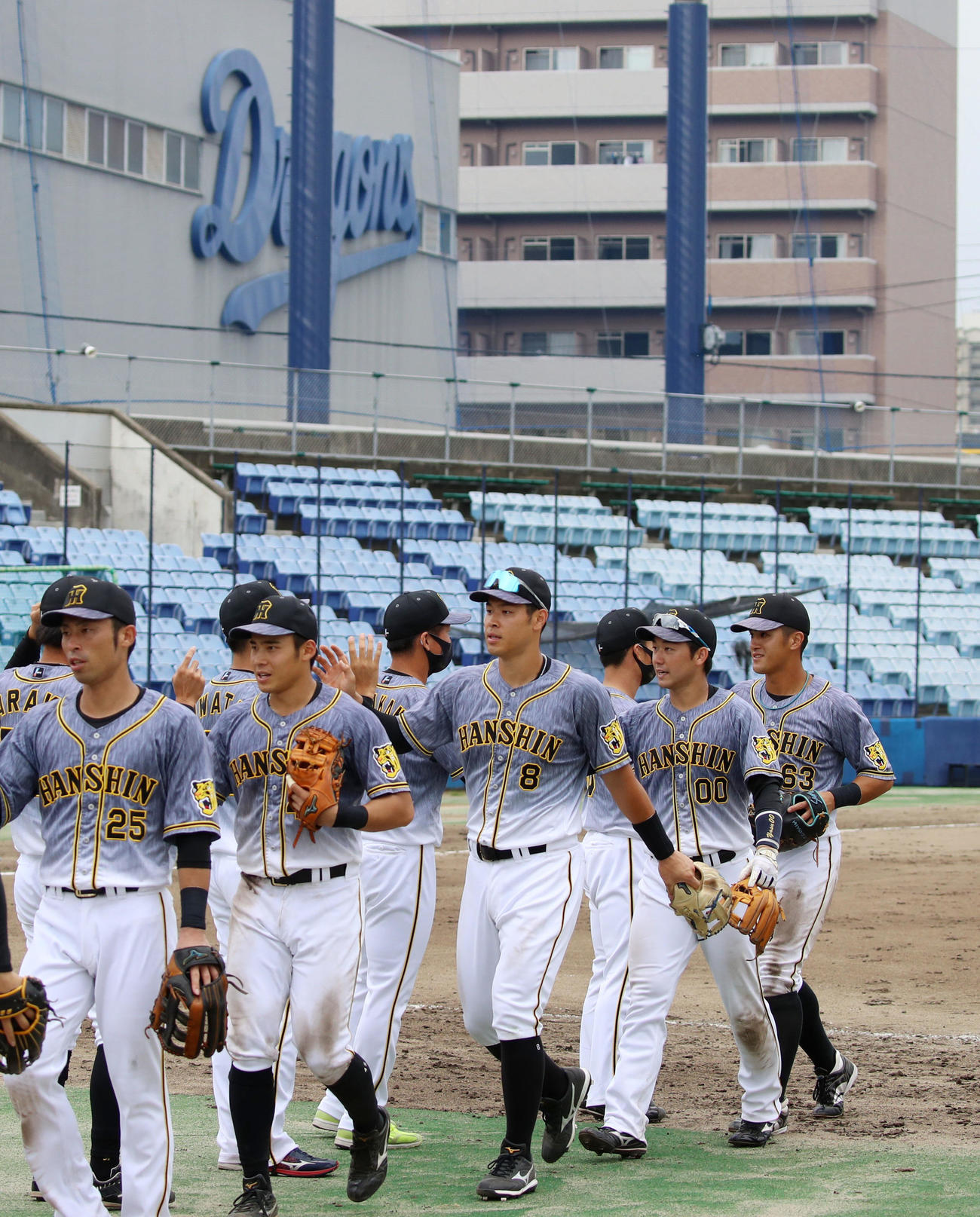 中日対阪神　4安打3打点の活躍を見せた佐藤輝（中央）は、ナインと勝利を分かち合う（撮影・加藤哉）