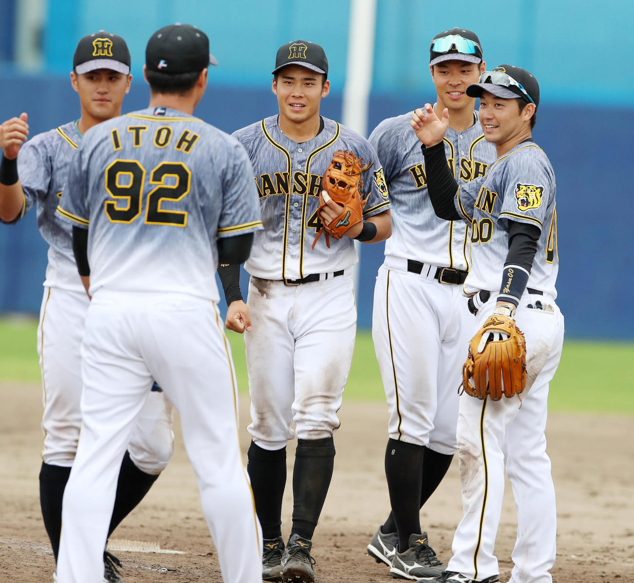 中日対阪神　中日に勝利し笑顔でナインとタッチする佐藤輝（撮影・加藤哉）