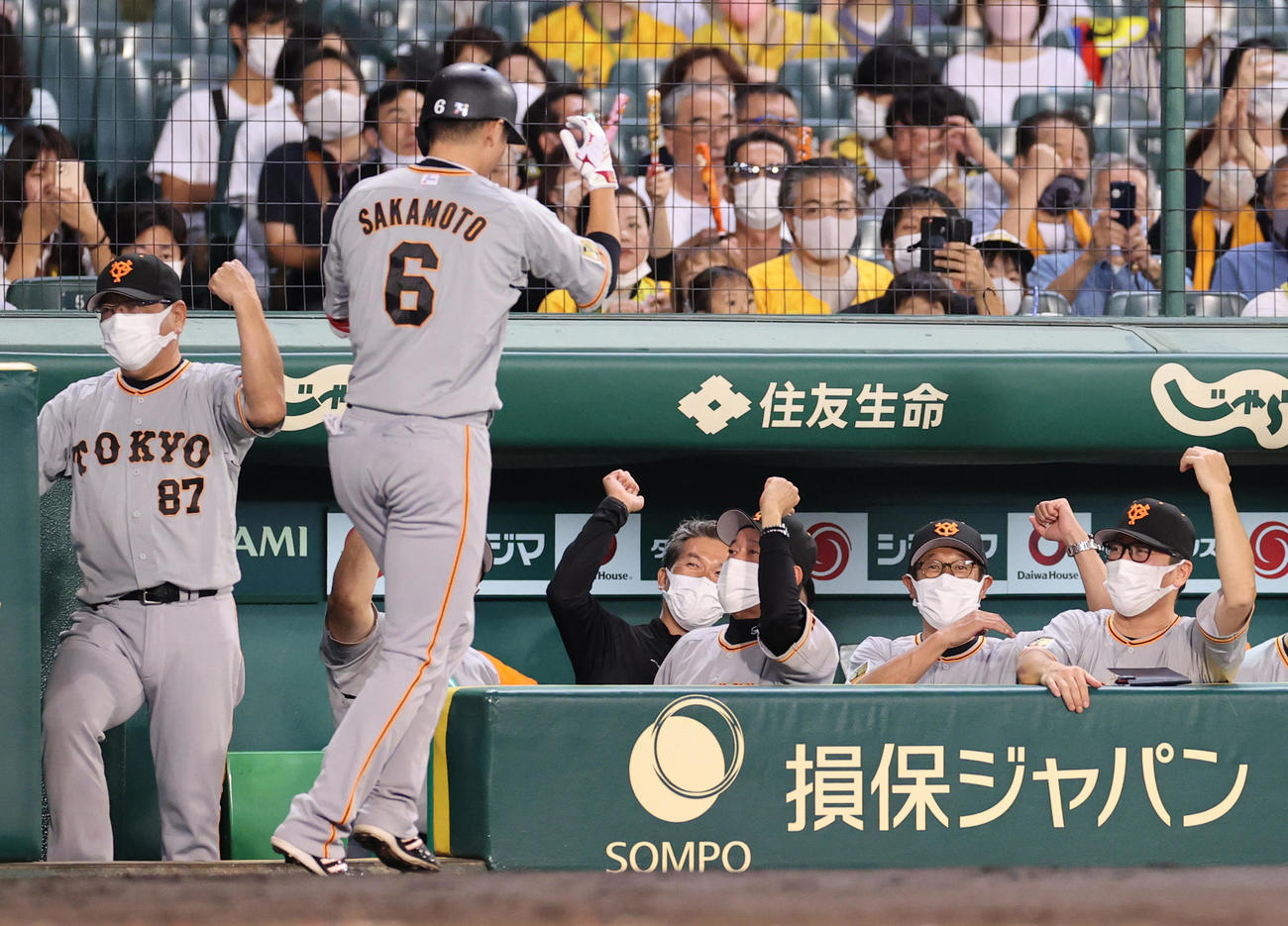 阪神対巨人　2回表巨人1死二塁、左越え2点本塁打を放った坂本を出迎える原監督（中央）（撮影・清水貴仁）