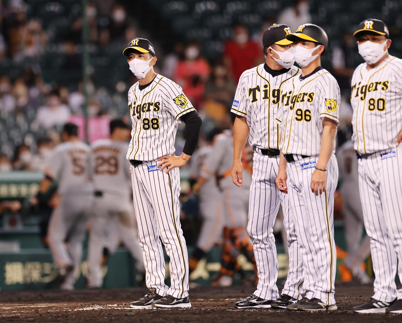 阪神対巨人　巨人に敗れあいさつする阪神矢野監督（左）ら（撮影・清水貴仁）