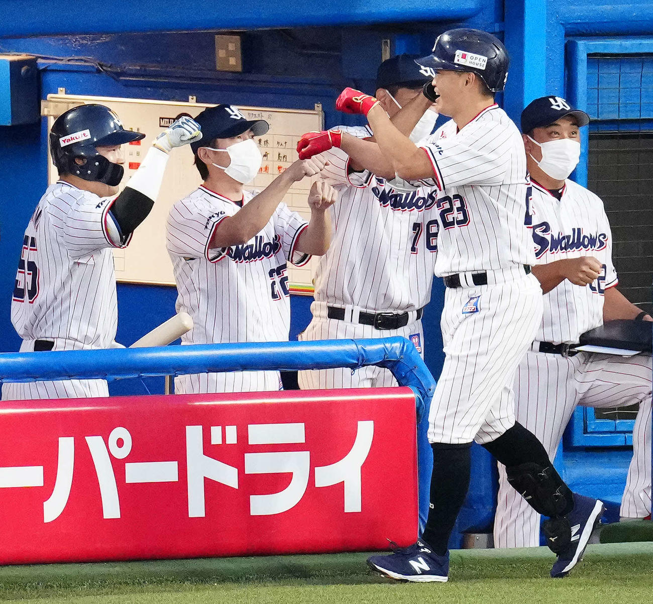 ヤクルト対広島　1回裏ヤクルト無死一塁、先制2点本塁打を放った青木（右から2人目）とタッチをかわす高津監督。左端は村上（撮影・江口和貴）