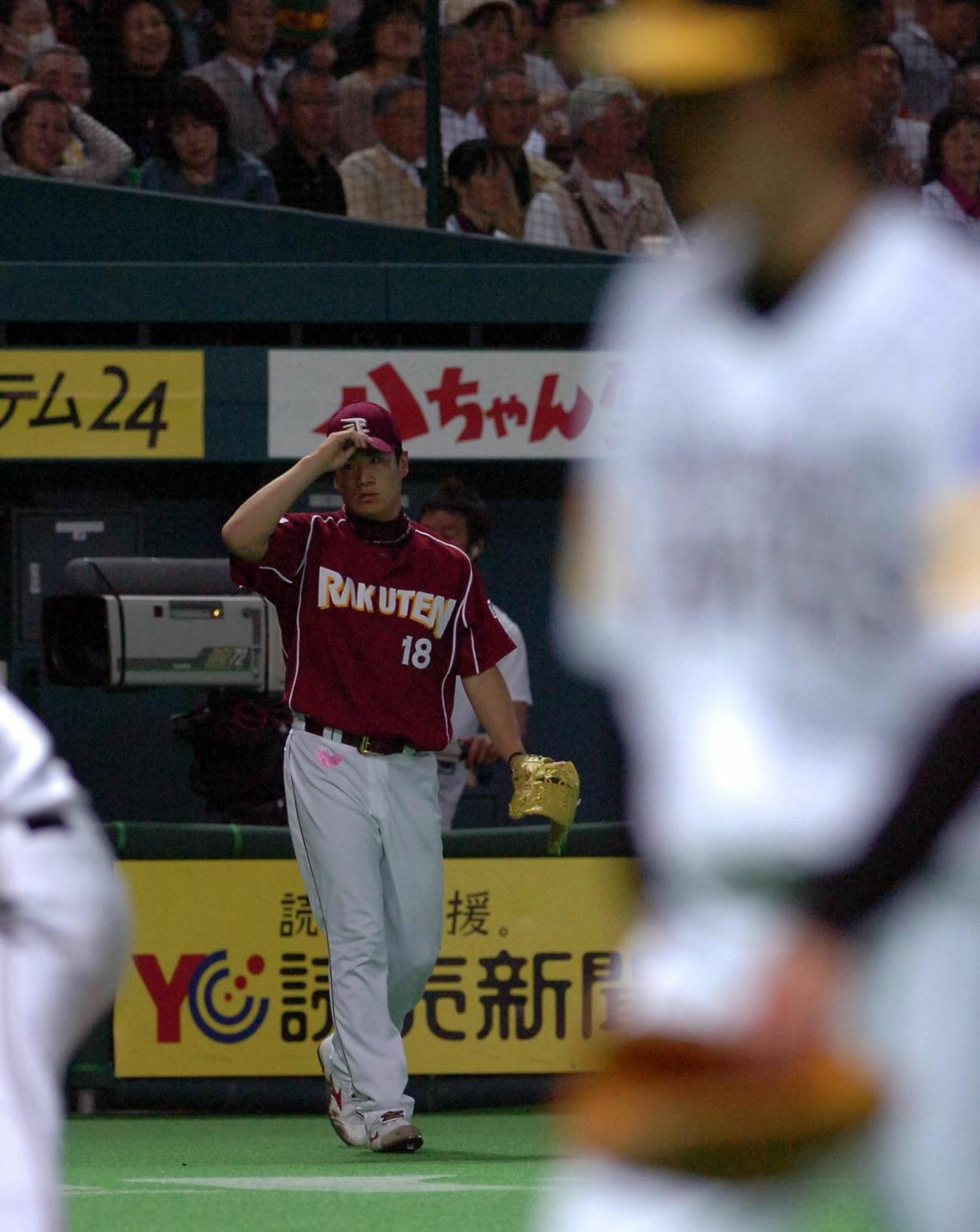 2007年5月2日　ソフトバンク対楽天　マウンドに向かう楽天田中将大。右はマウンドを降りる和田毅