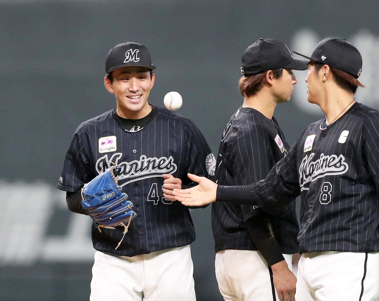 プロ初完封勝利を挙げ中村奨からウイニングボールを受け取る小島（撮影・黒川智章）