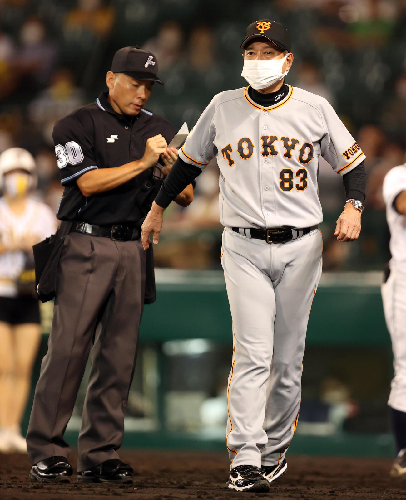 阪神対巨人　8回表を終え、選手の交代を告げる原監督（撮影・狩俣裕三）