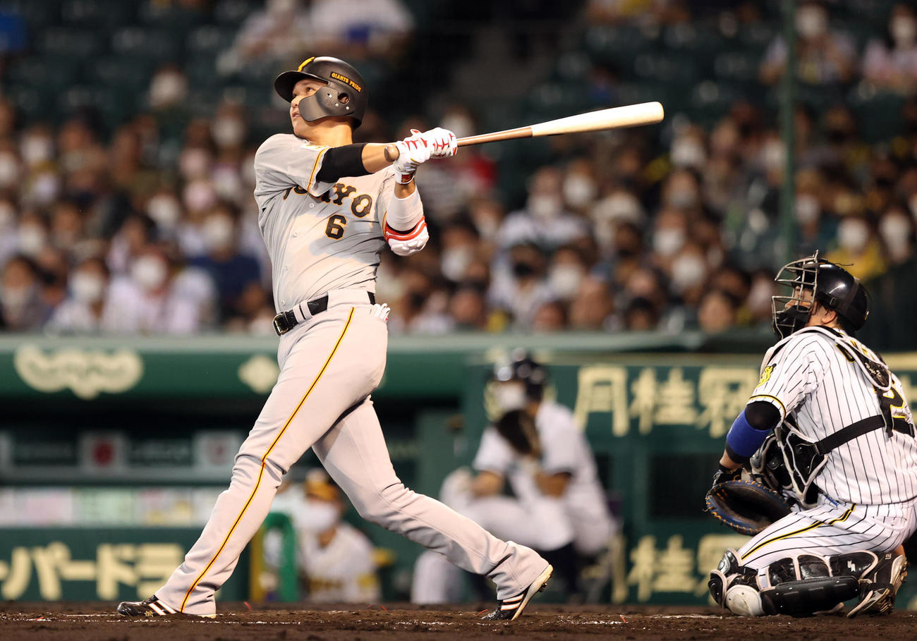 阪神対巨人　2回表巨人1死二塁、2点本塁打を放つ坂本（撮影・狩俣裕三）
