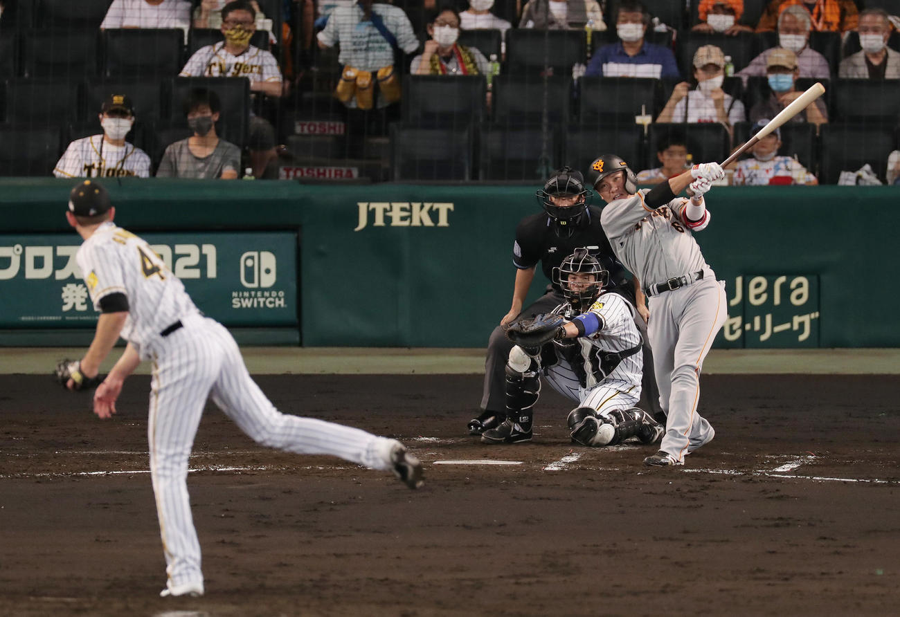 阪神対巨人　2回表巨人1死一塁、左中間へ2点本塁打を放つ坂本。投手ガンケル（撮影・前田充）