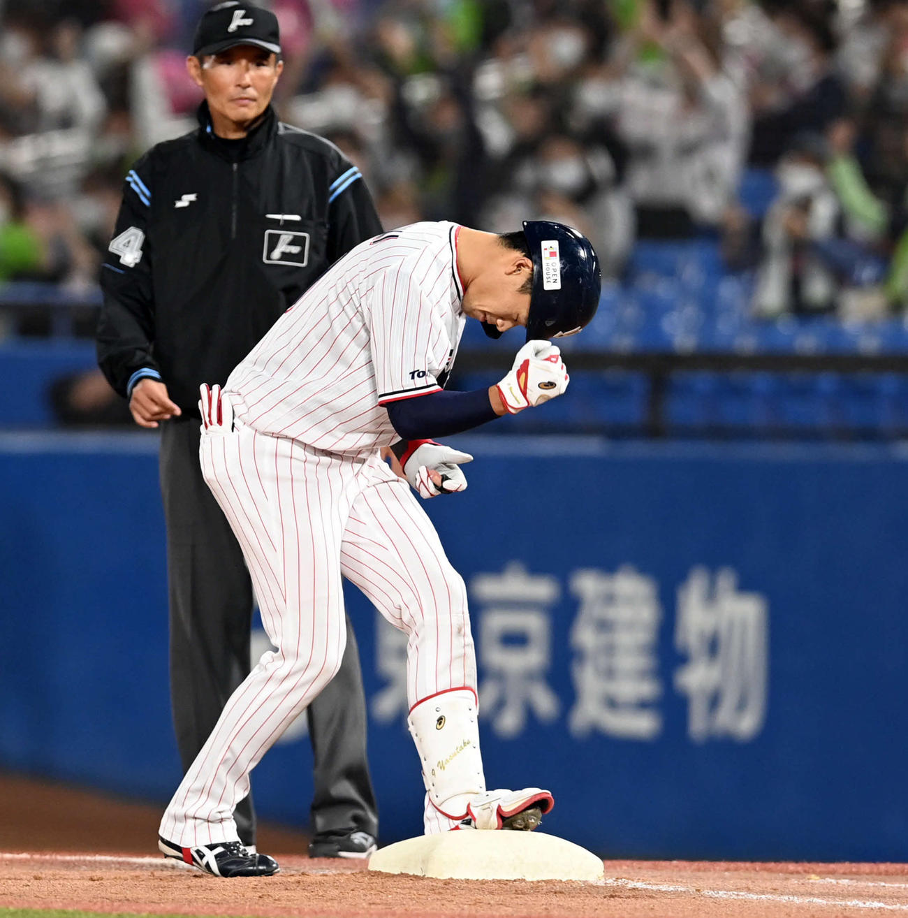 ヤクルト対広島　8回裏ヤクルト1死一、二塁、中前に適時打を放った塩見（撮影・たえ見朱実）