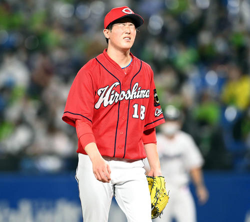 ヤクルト対広島 8回裏、ヤクルト青木に適時打を許し2-2の同点とされた森下(撮影・たえ見朱実)