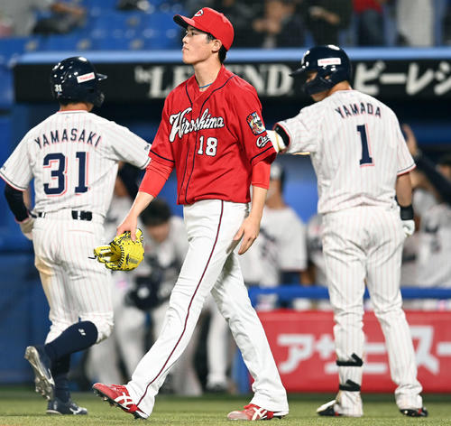 ヤクルト対広島 8回裏ヤクルト1死一、二塁、青木に適時打を許し2-2の同点とされた森下(撮影・たえ見朱実)