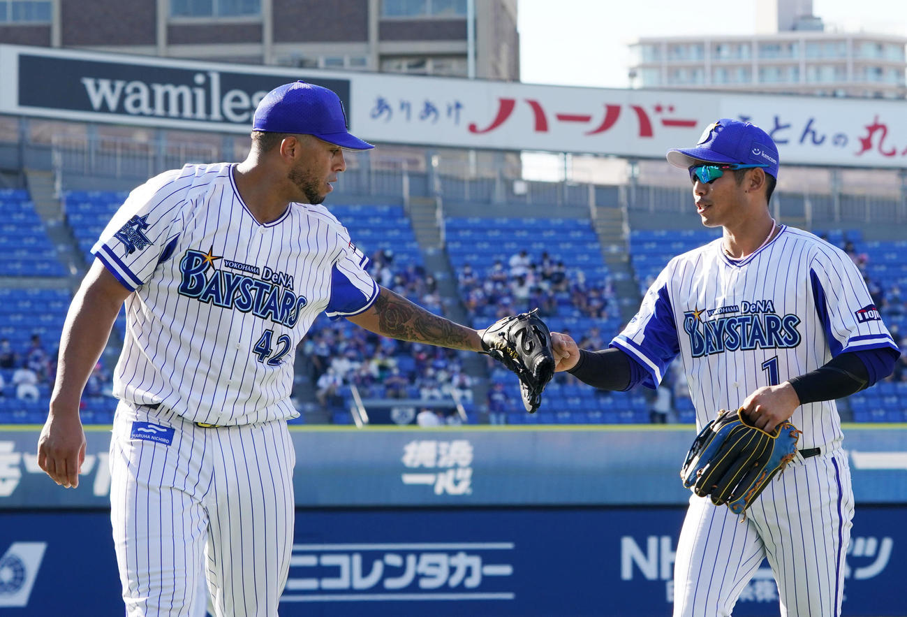 DeNA対中日　4回表を終えタッチを交わすDeNA桑原（右）とロメロ（撮影・横山健太）