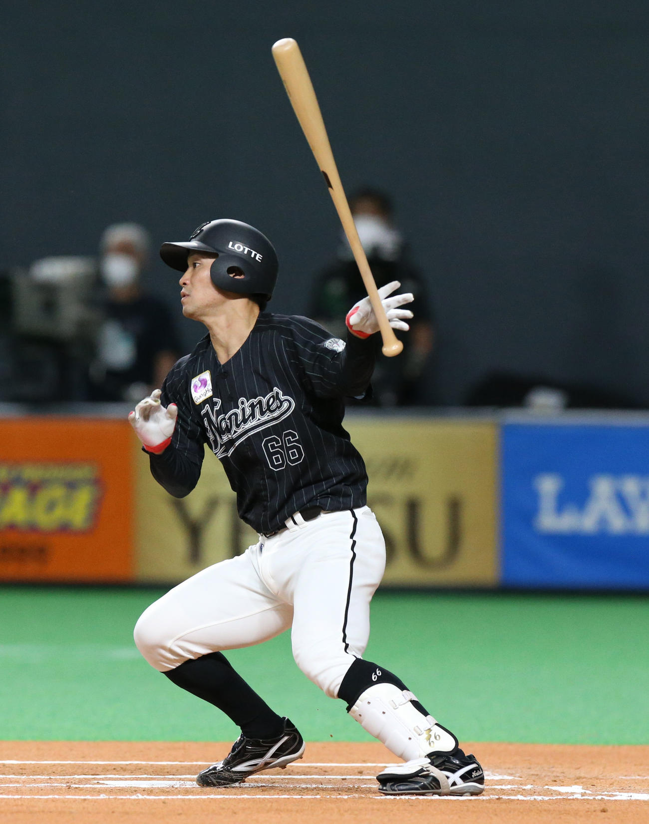 日本ハム対ロッテ　6回表ロッテ無死、加藤は二塁打を放つ（撮影・佐藤翔太）