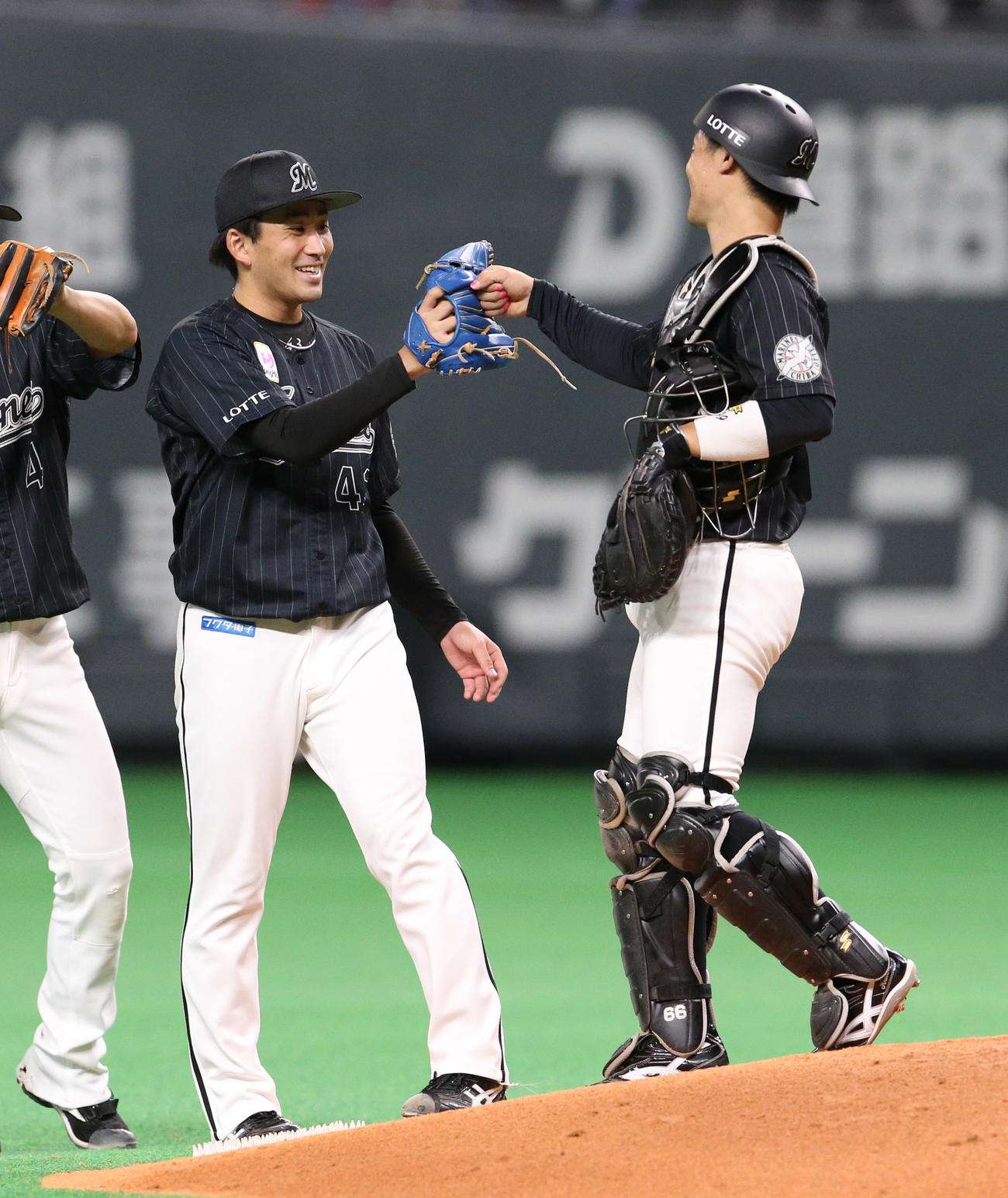 日本ハム対ロッテ　試合終了後、笑顔でタッチを交わすプロ初完封のロッテ小島（左）と加藤（撮影・佐藤翔太）