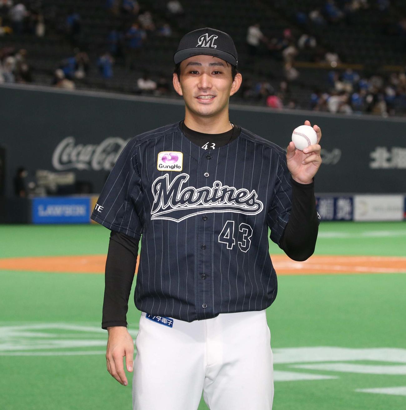 日本ハム対ロッテ　プロ初完封勝利を挙げ笑顔の小島（撮影・黒川智章）