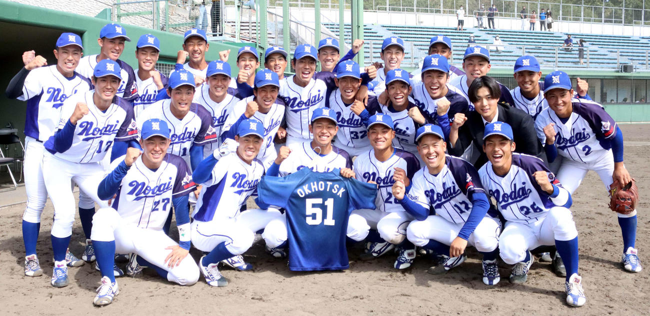 東農大北海道対函館大　2季連続の優勝を決め、佐々木さんのユニホームを掲げ喜ぶ東農大北海道の選手たち（撮影・永野高輔）