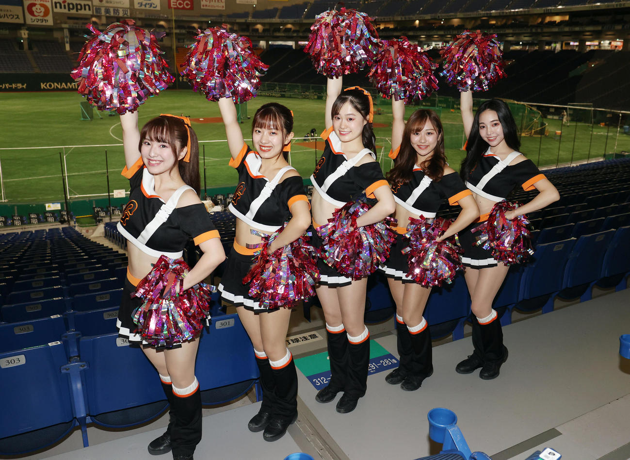 東京ドームのグラウンドをバックにポーズを決めるVENUS（ヴィーナス）の、左から定谷朋佳、日野希美、市川珠葵、中島楽楽、斉藤ななこ（撮影・狩俣裕三）