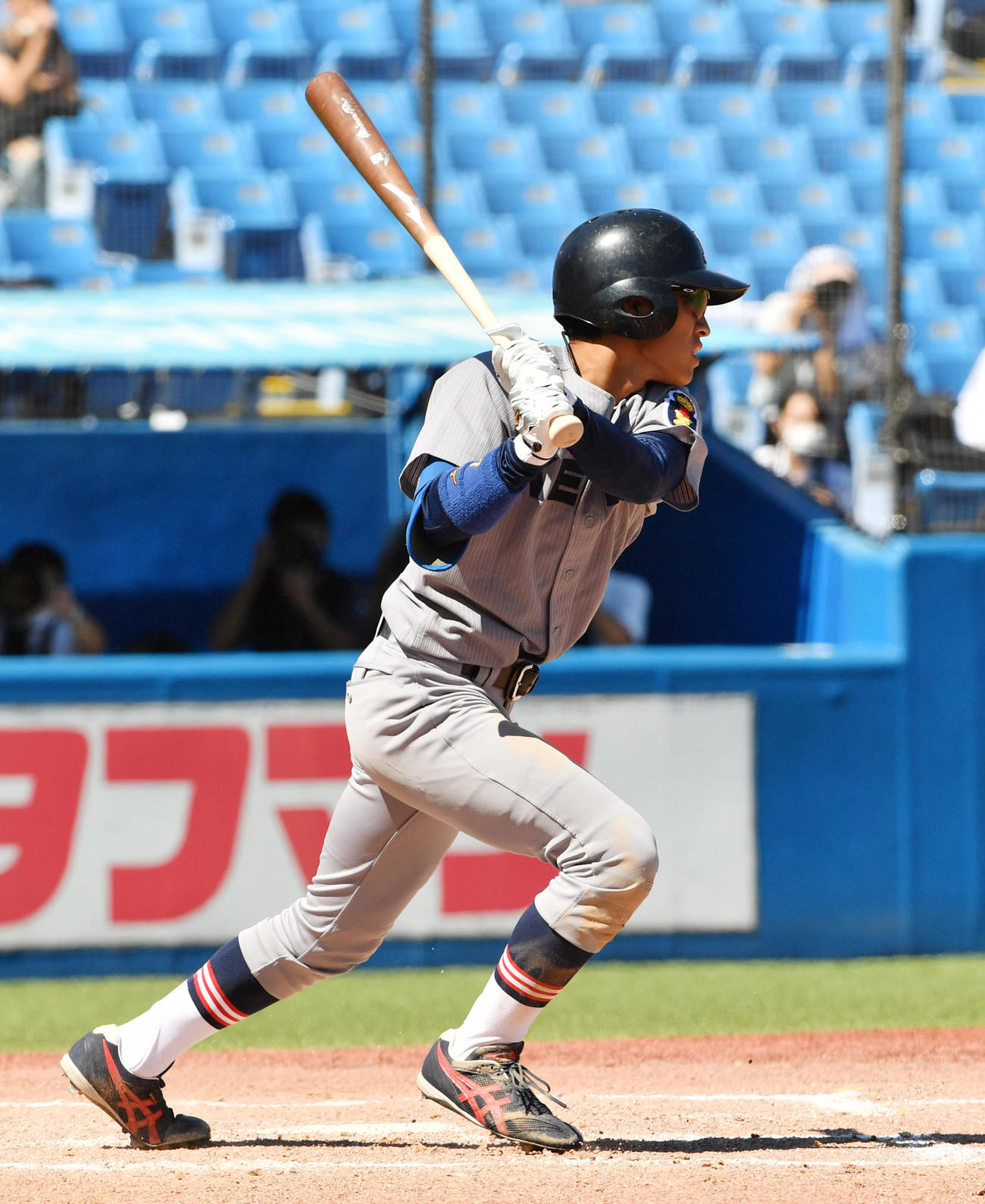 東大対慶大　2回裏慶大2死二、三塁、渡部遼は右中間に適時三塁打を放つ（撮影・柴田隆二）