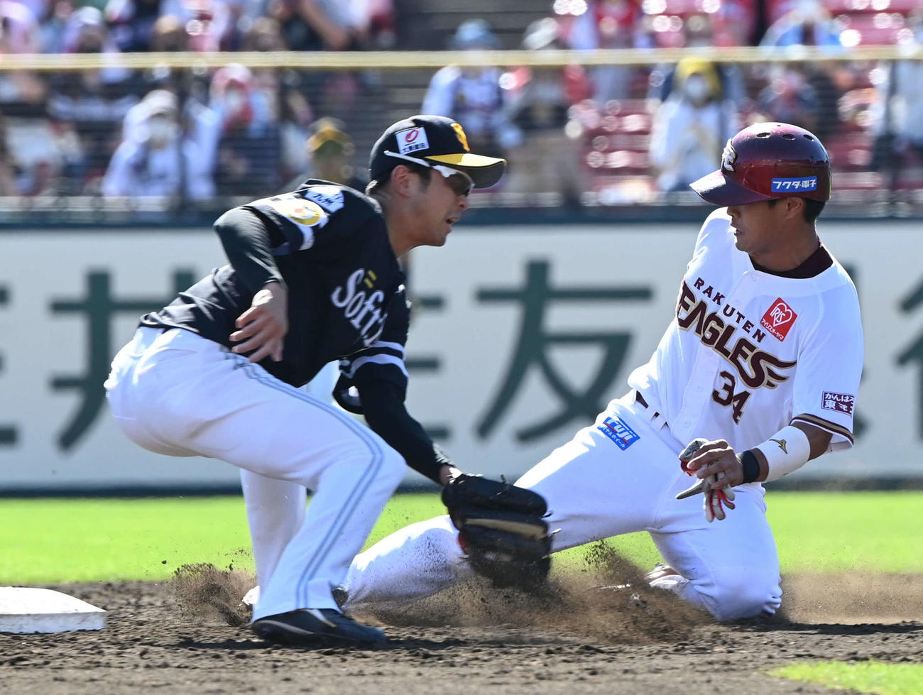 楽天対ソフトバンク　2回裏楽天2死一塁、山崎剛（右）は二塁盗塁を決める。遊撃手川瀬（撮影・山崎安昭）