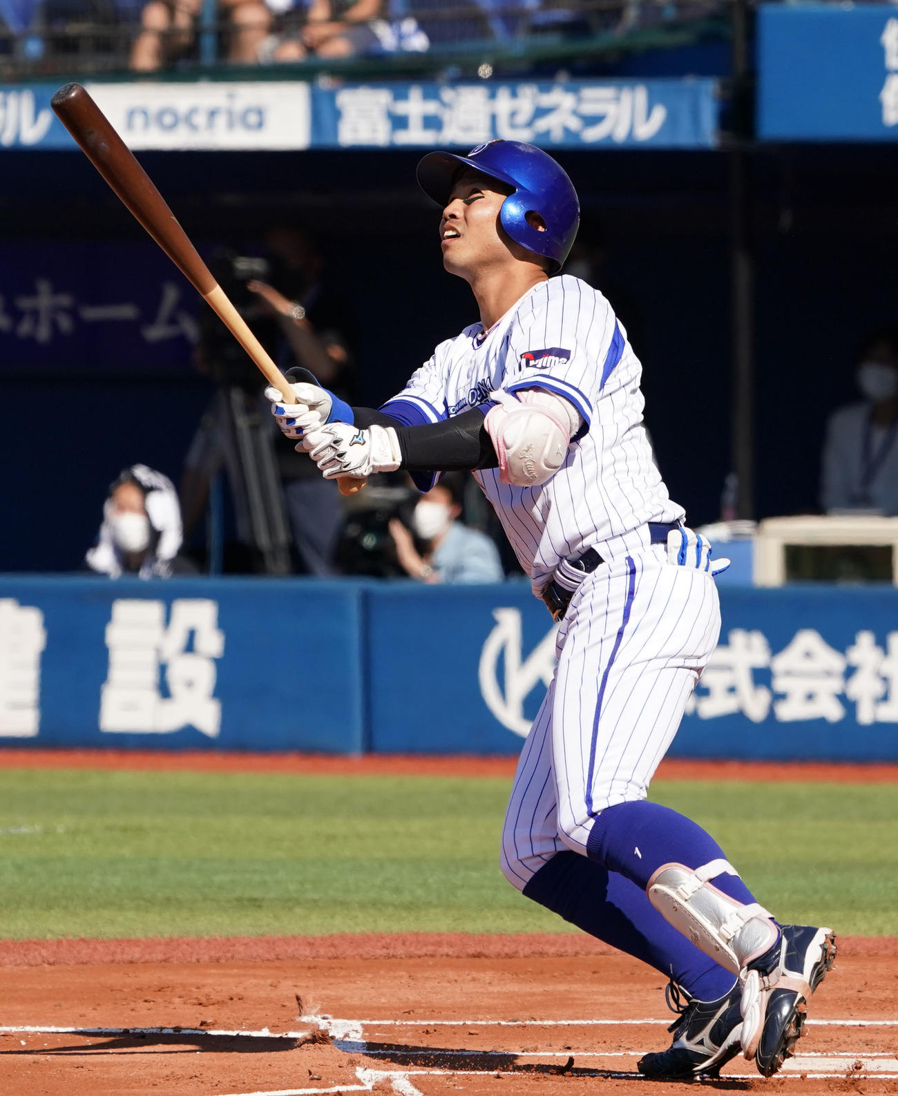 DeNA対中日　1回裏DeNA無死、左越え本塁打を放つ桑原（撮影・横山健太）