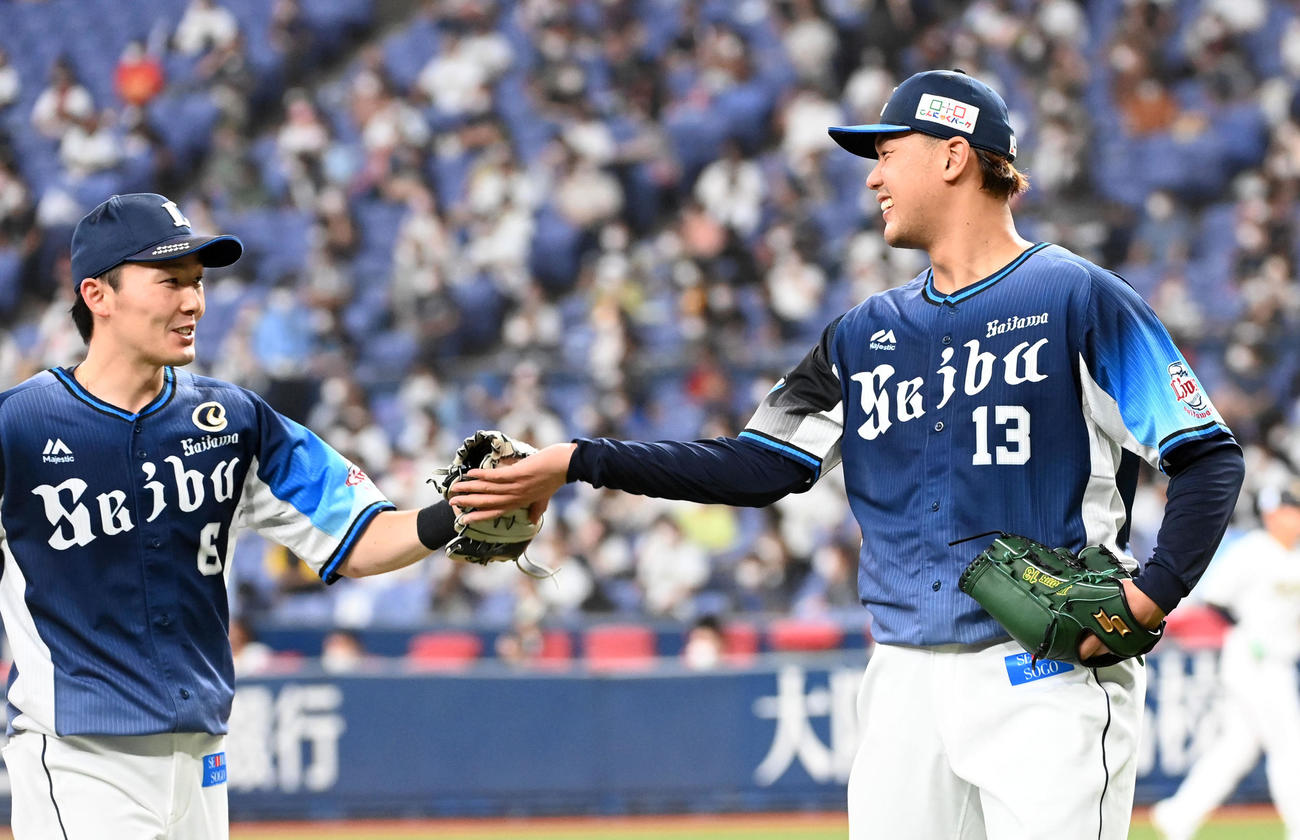 オリックス対西武　7回、好守備を見せた源田（左）を笑顔で迎える高橋（撮影・前岡正明）