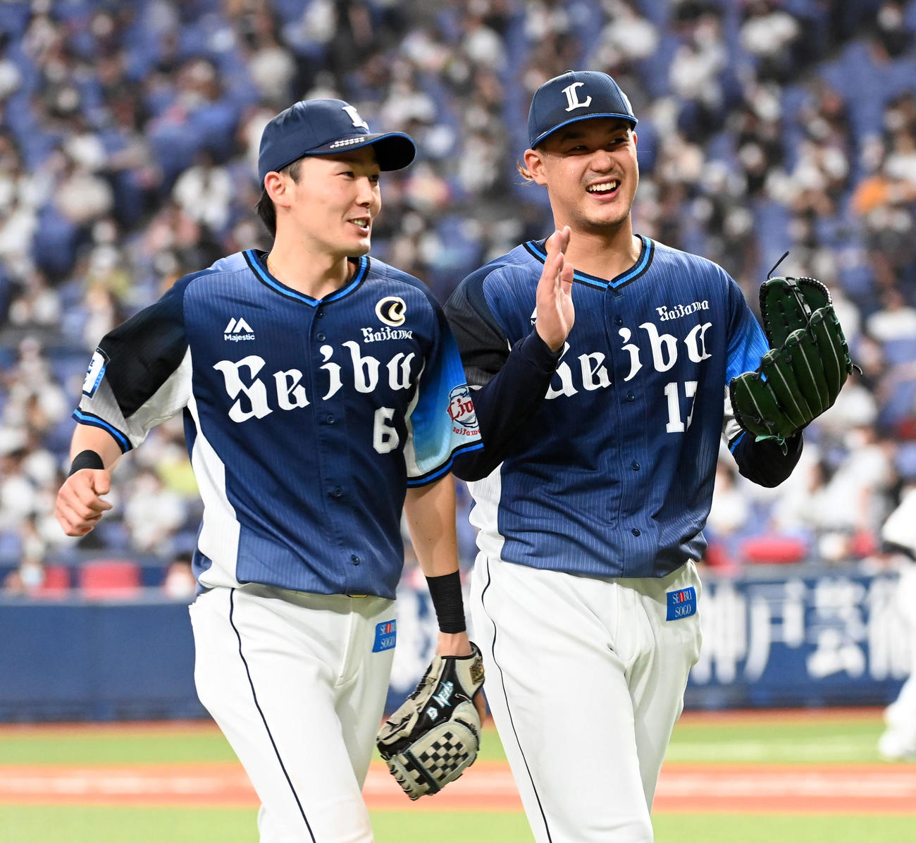 オリックス対西武　7回、好守備を見せた源田（左）を笑顔で迎える高橋（撮影・前岡正明）