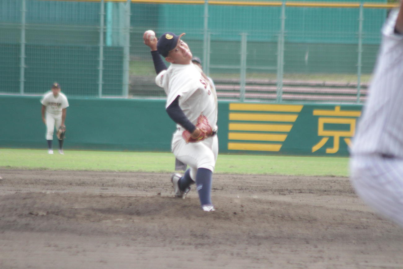 大商大・伊原陵人投手は3回途中から救援して力投した