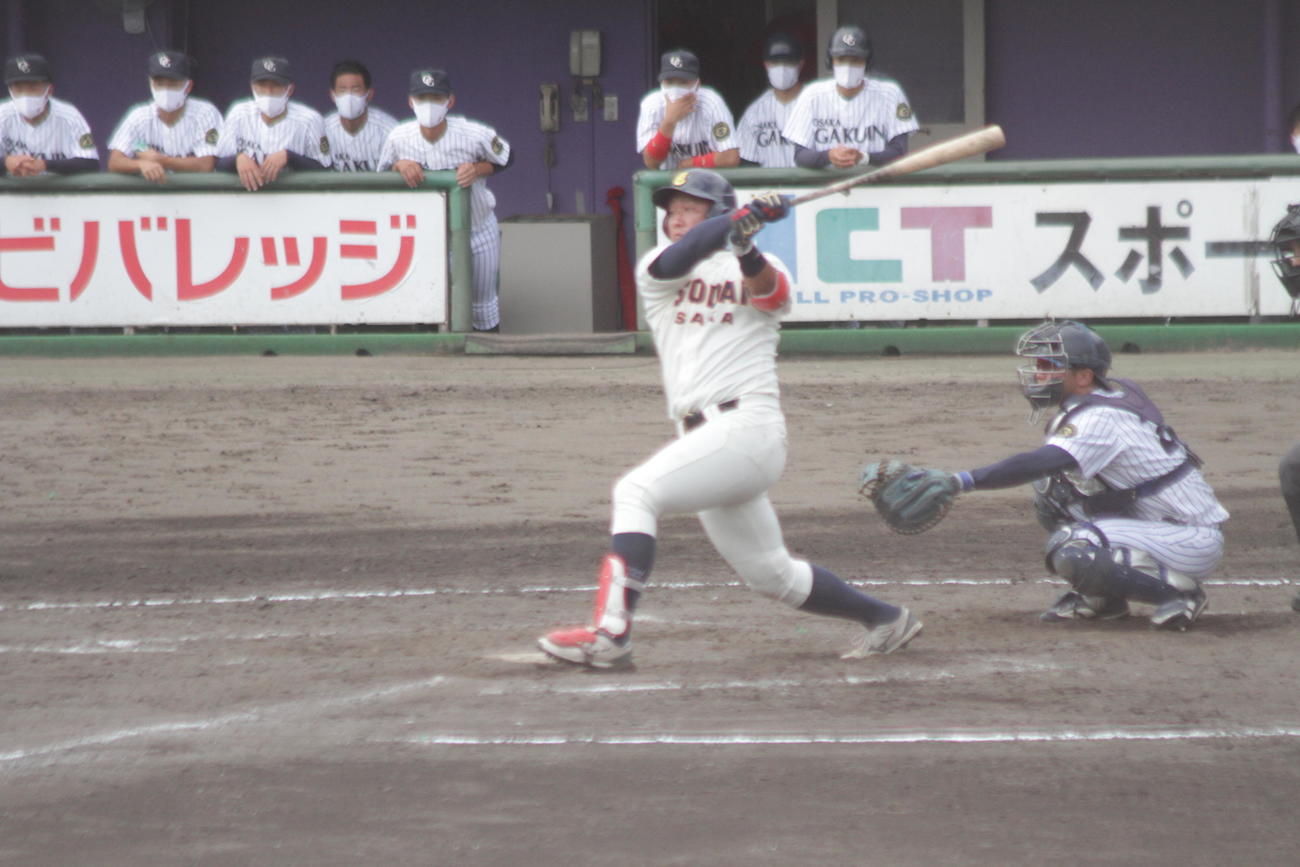プロ注目の大商大・福元悠真外野手は4回、豪快に引っ張って左前打を放った