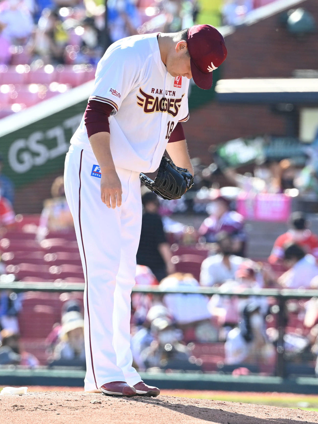 楽天対ソフトバンク　5回表ソフトバンク2死一塁、栗原に2点本塁打を許した田中将（撮影・山崎安昭）