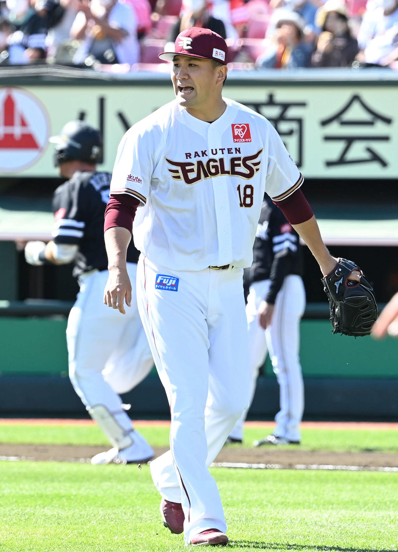 楽天対ソフトバンク　2回表ソフトバンク2死一、二塁、田中将はリチャードを三ゴロに仕留めて雄たけびを上げる（撮影・山崎安昭）