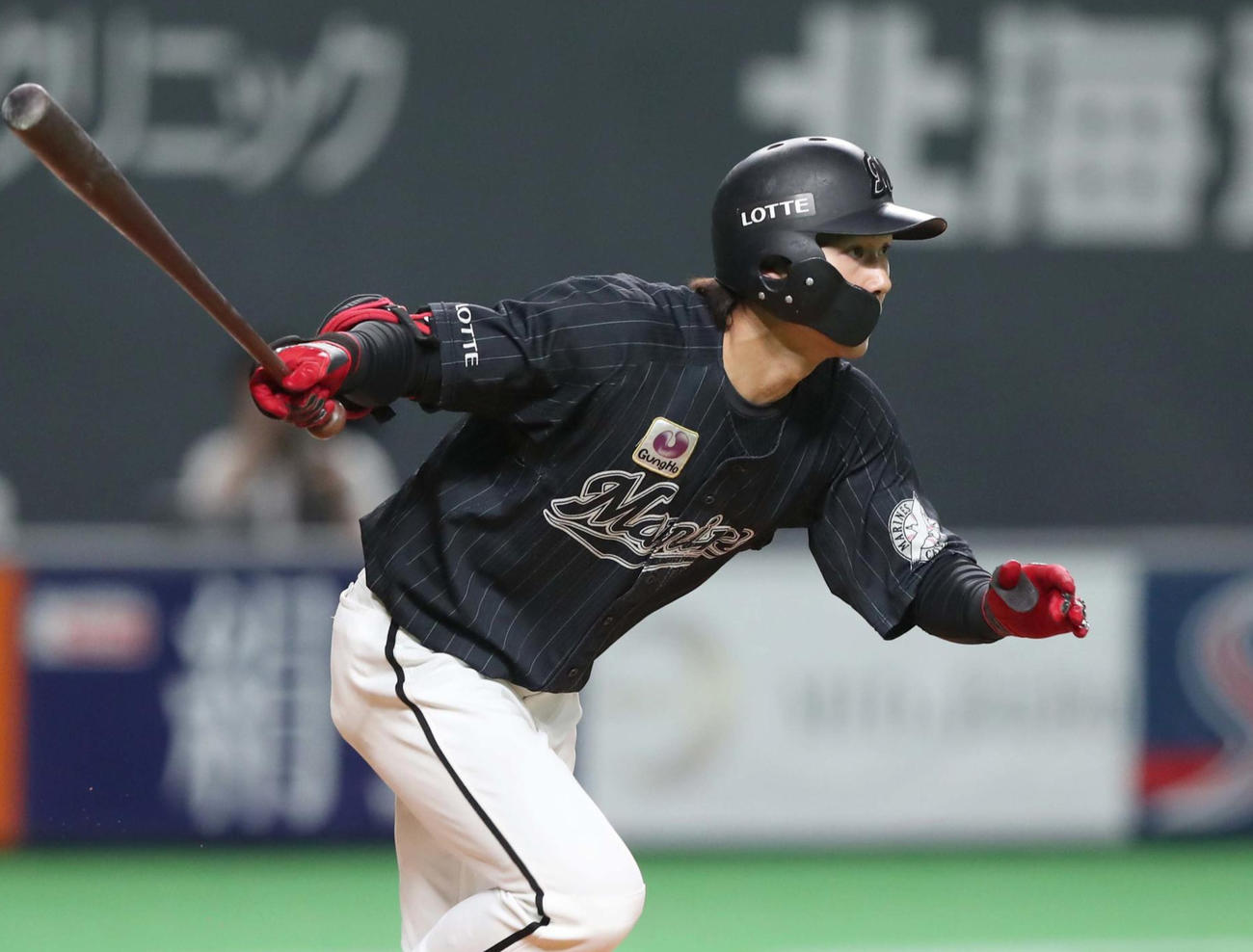 6回表ロッテ1死三塁、右犠飛を放つ藤原（撮影・黒川智章）