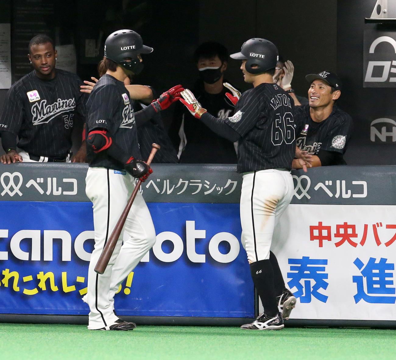 6回表ロッテ1死三塁、藤原（左手前）は右犠飛で生還した加藤とタッチを交わす（撮影・佐藤翔太）