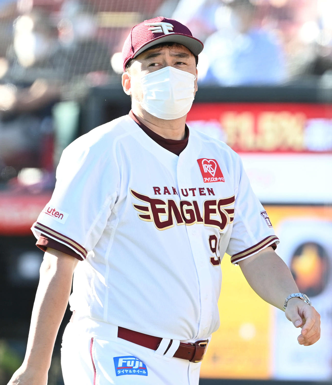 楽天対ソフトバンク　選手交代を告げてベンチに戻る楽天石井GM兼監督（撮影・山崎安昭）