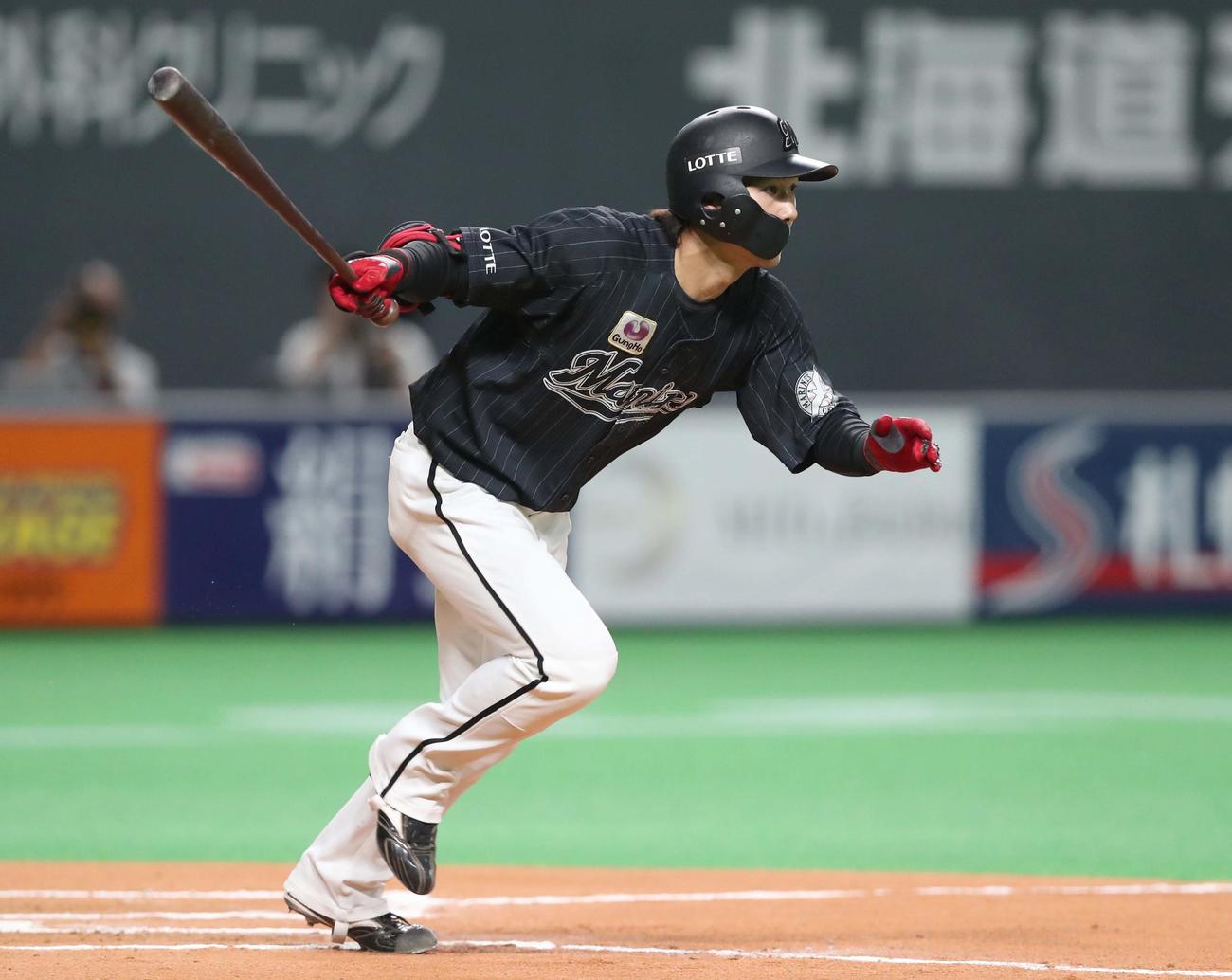 日本ハム対ロッテ　6回表ロッテ1死三塁、右犠飛を放つ藤原（撮影・黒川智章）