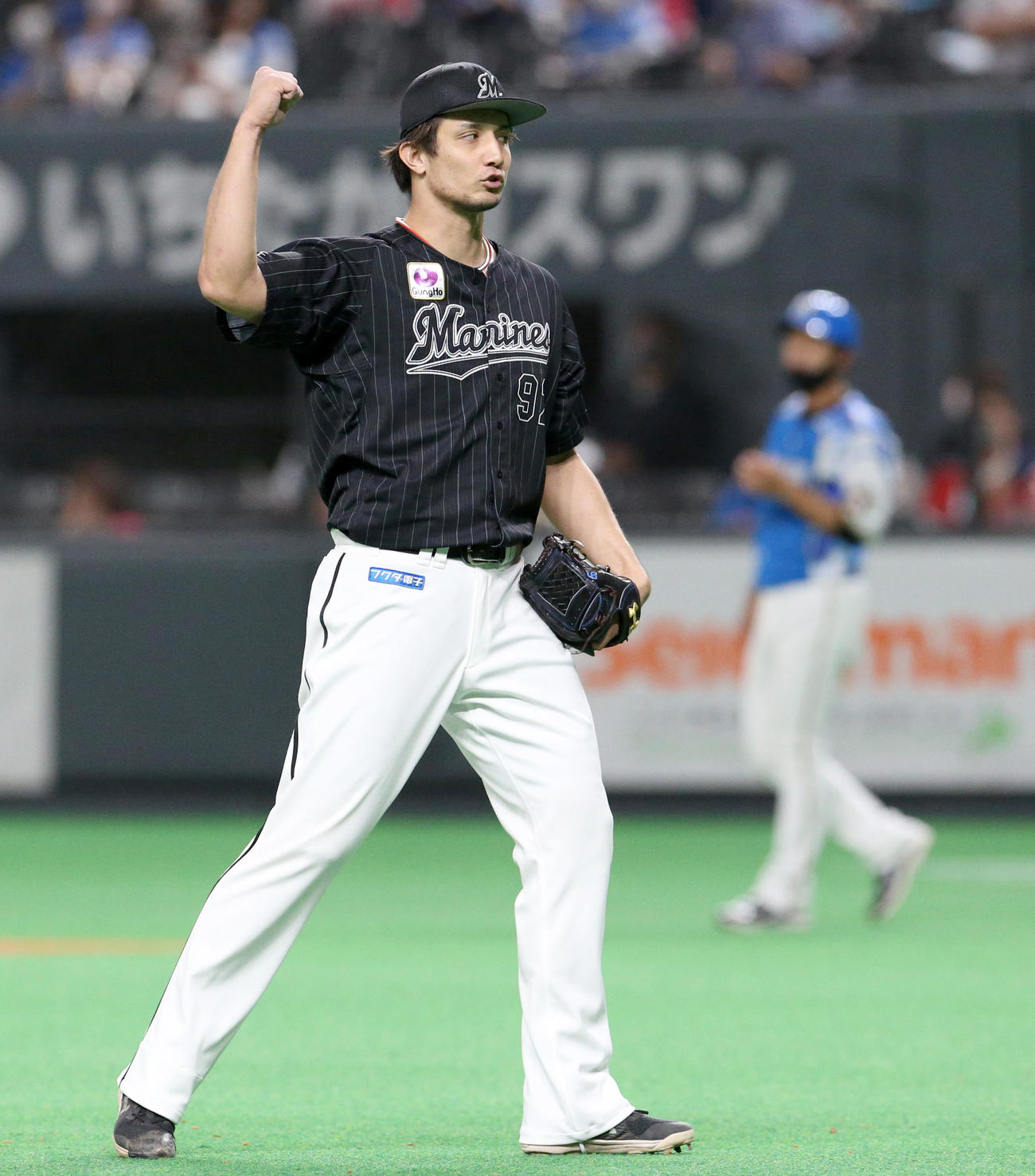 日本ハム対ロッテ　9回裏日本ハム2死一、二塁、石井を左邪飛に仕留めガッツポーズをするロッテ国吉（撮影・佐藤翔太）