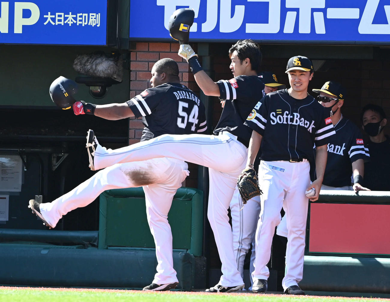 楽天対ソフトバンク　4回表ソフトバンク1死一塁、2点本塁打を放ったデスパイネ（左）は柳田とポーズを決める。右は和田（撮影・山崎安昭）