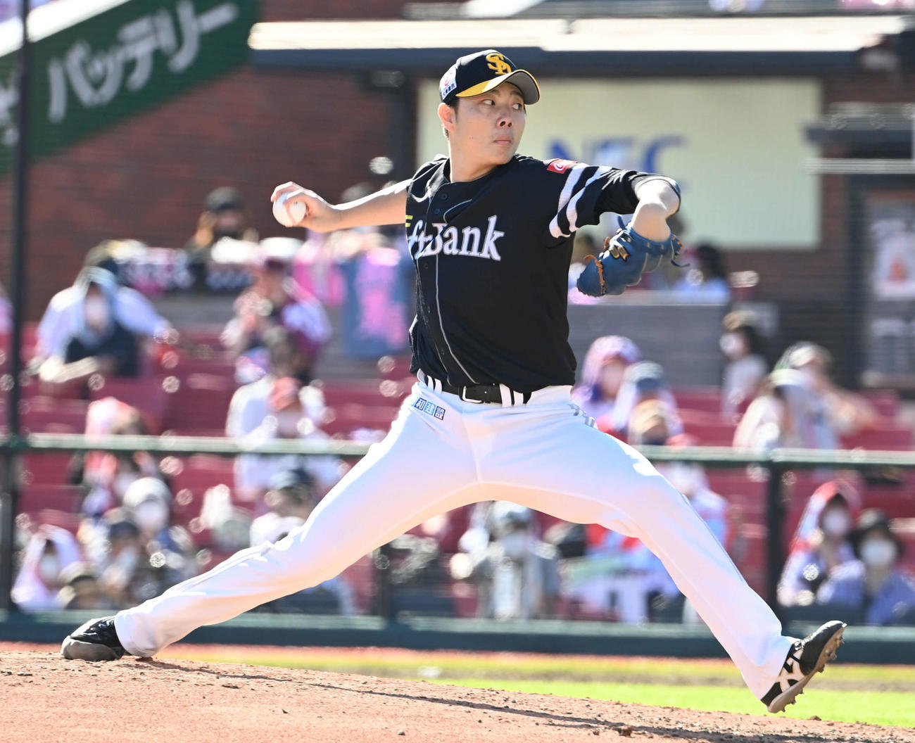 楽天対ソフトバンク　ソフトバンク2番手で登板する松本（撮影・山崎安昭）