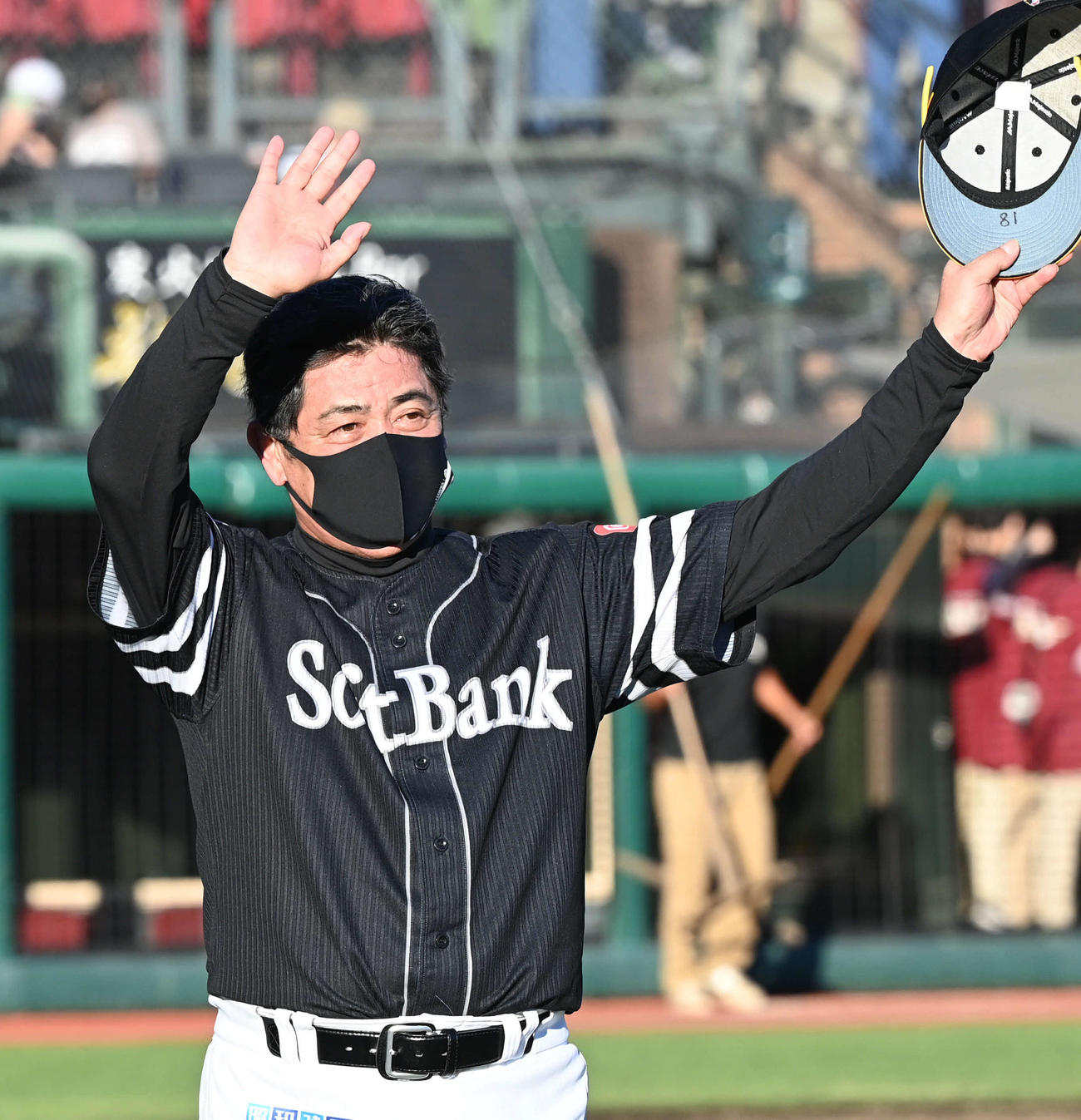 楽天対ソフトバンク　勝利を喜ぶファンに手を振るソフトバンク工藤監督（撮影・山崎安昭）