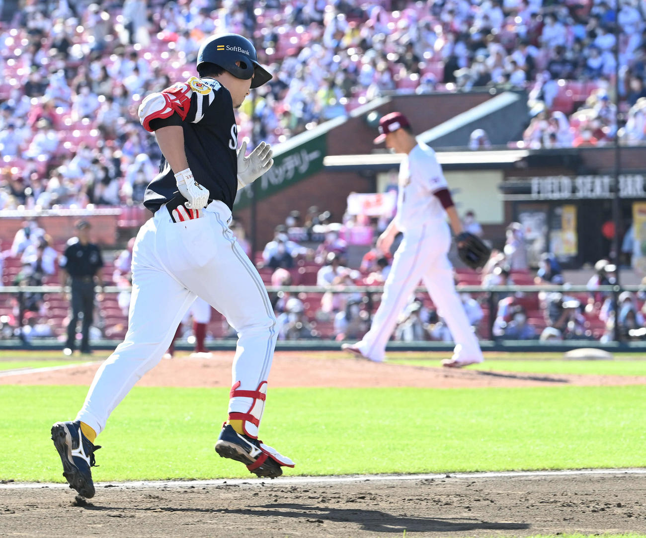 楽天対ソフトバンク　5回表ソフトバンク2死一塁、2点本塁打を放ちダイヤモンドを回る栗原。投手田中将（撮影・山崎安昭）