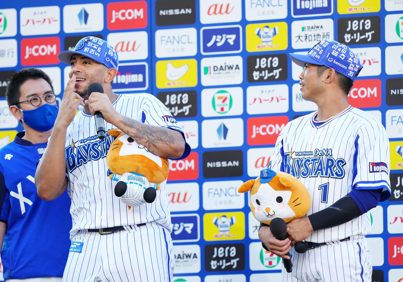 DeNA対中日　お立ち台で「ロモちゃんぺ！」を披露するDeNAロメロ（中央）。右は桑原（撮影・横山健太）