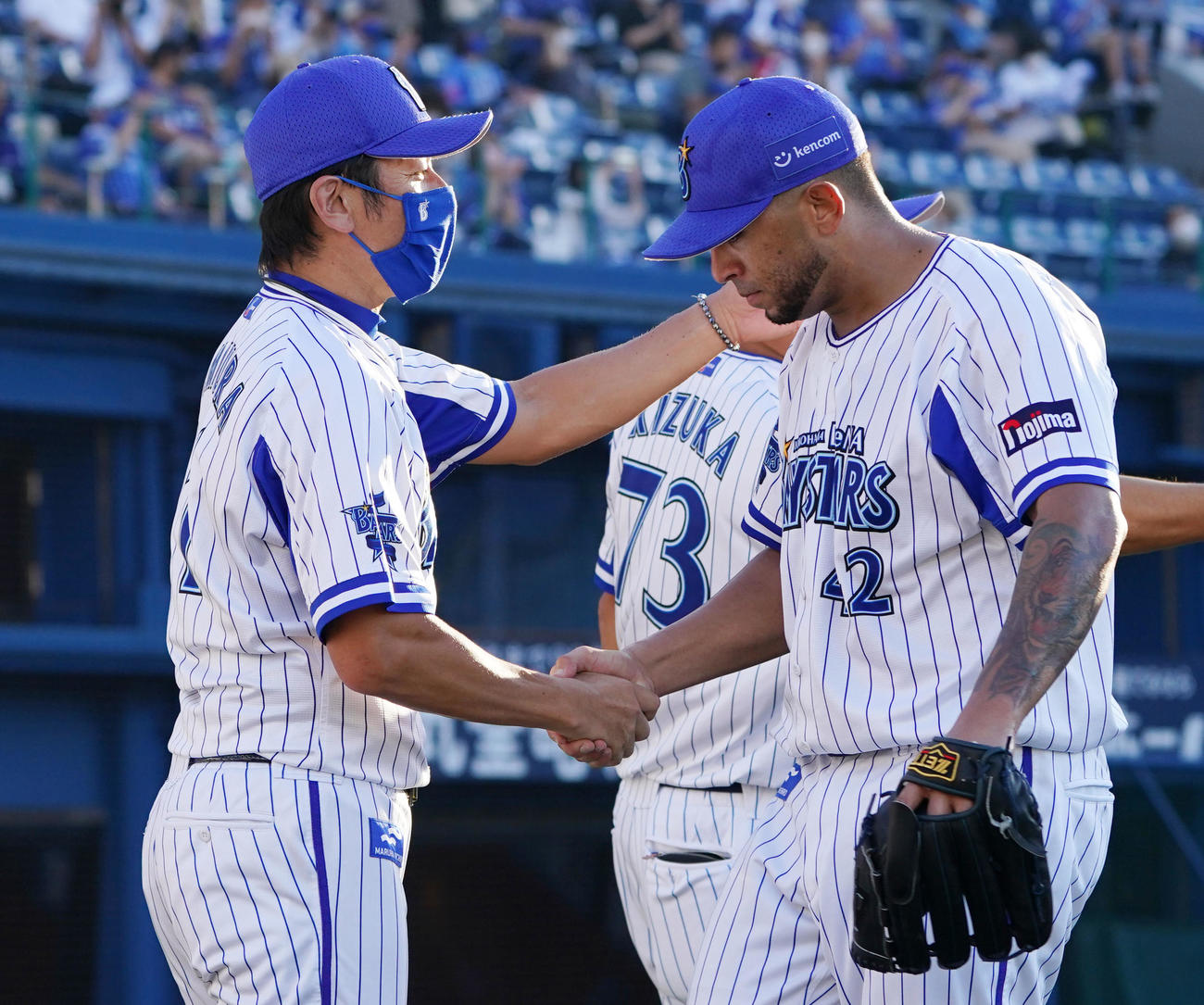 DeNA対中日　完封勝利を果たしたDeNAロメロ（右）を労う三浦監督（撮影・横山健太）
