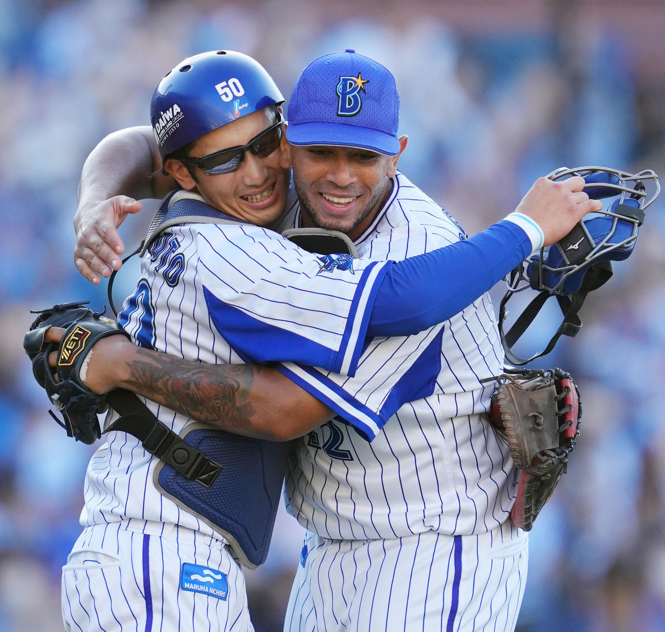 DeNA対中日　完封勝利を果たしDeNA山本祐大（左）と抱き合うロメロ（撮影・横山健太）