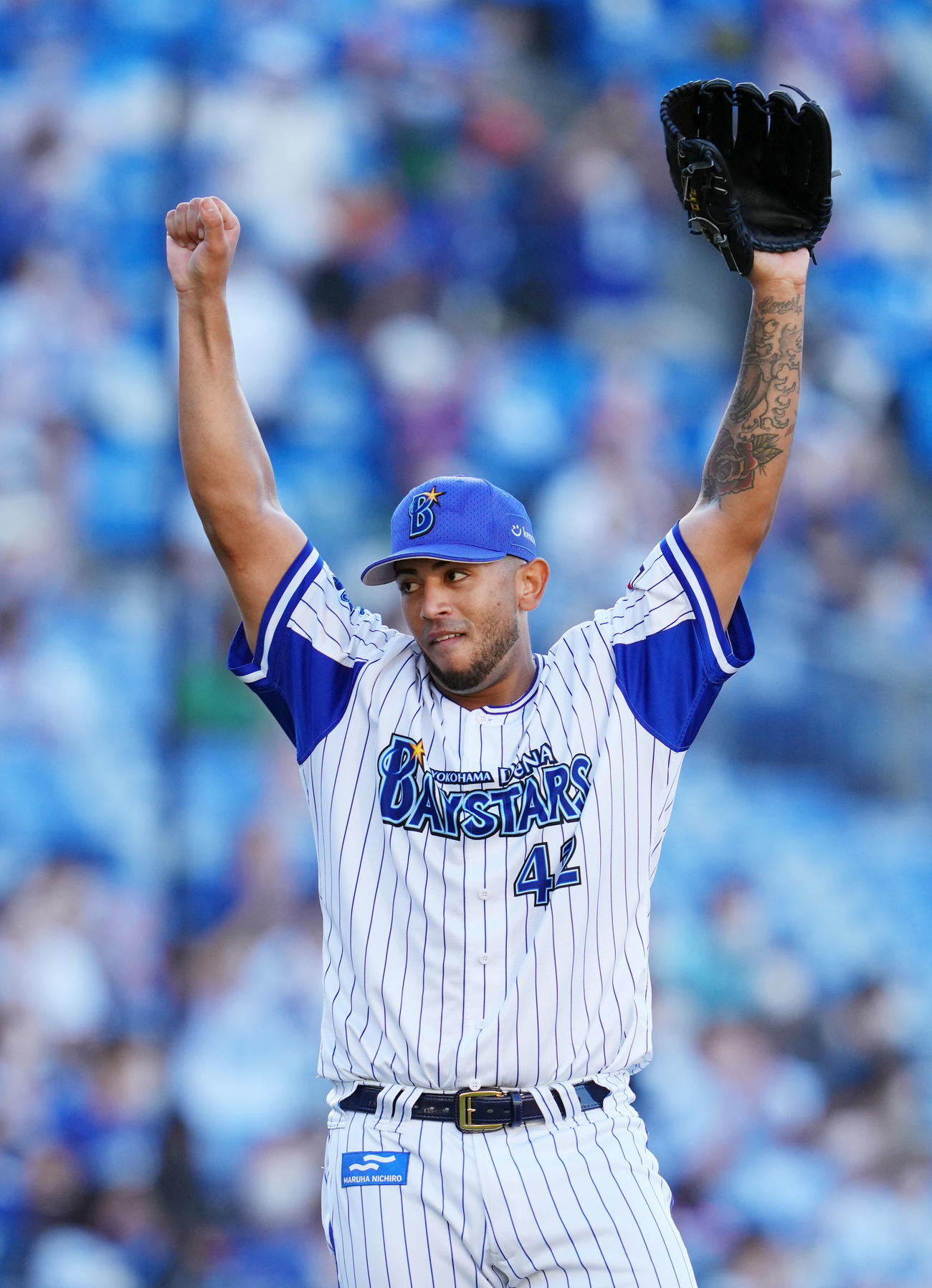 DeNA対中日　完封勝利を果たし拳を突き上げるDeNAロメロ（撮影・横山健太）