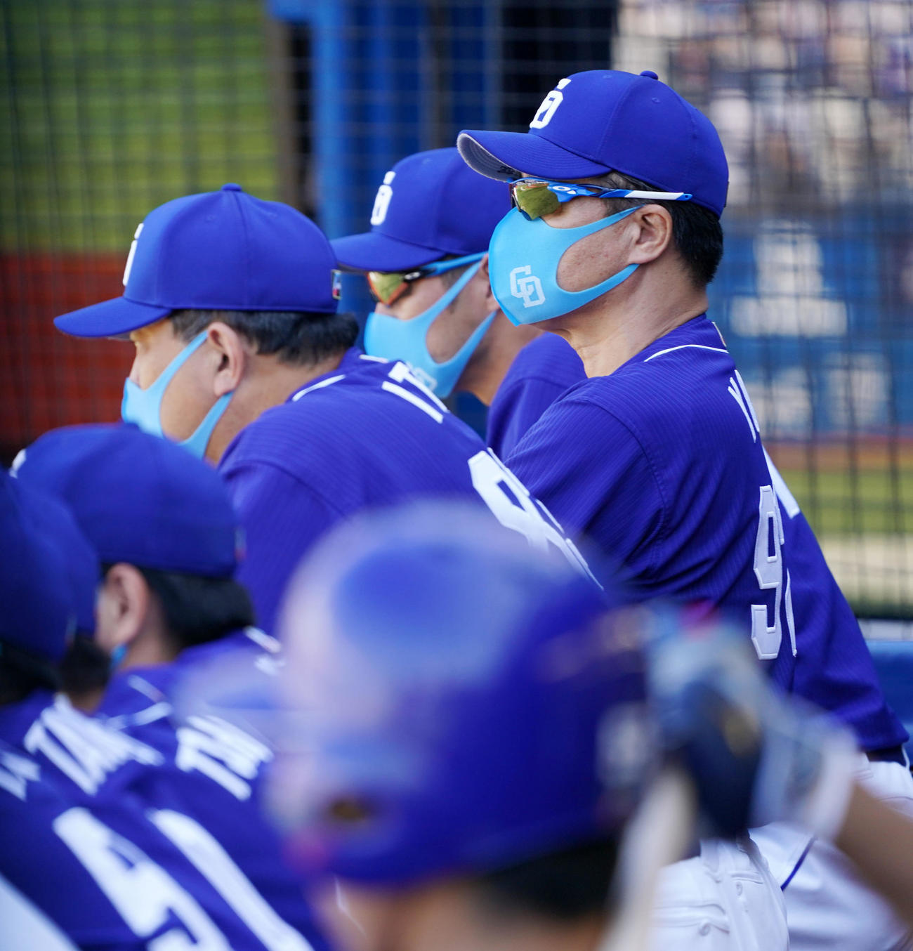 DeNA対中日　試合を見つめる中日与田監督（撮影・横山健太）