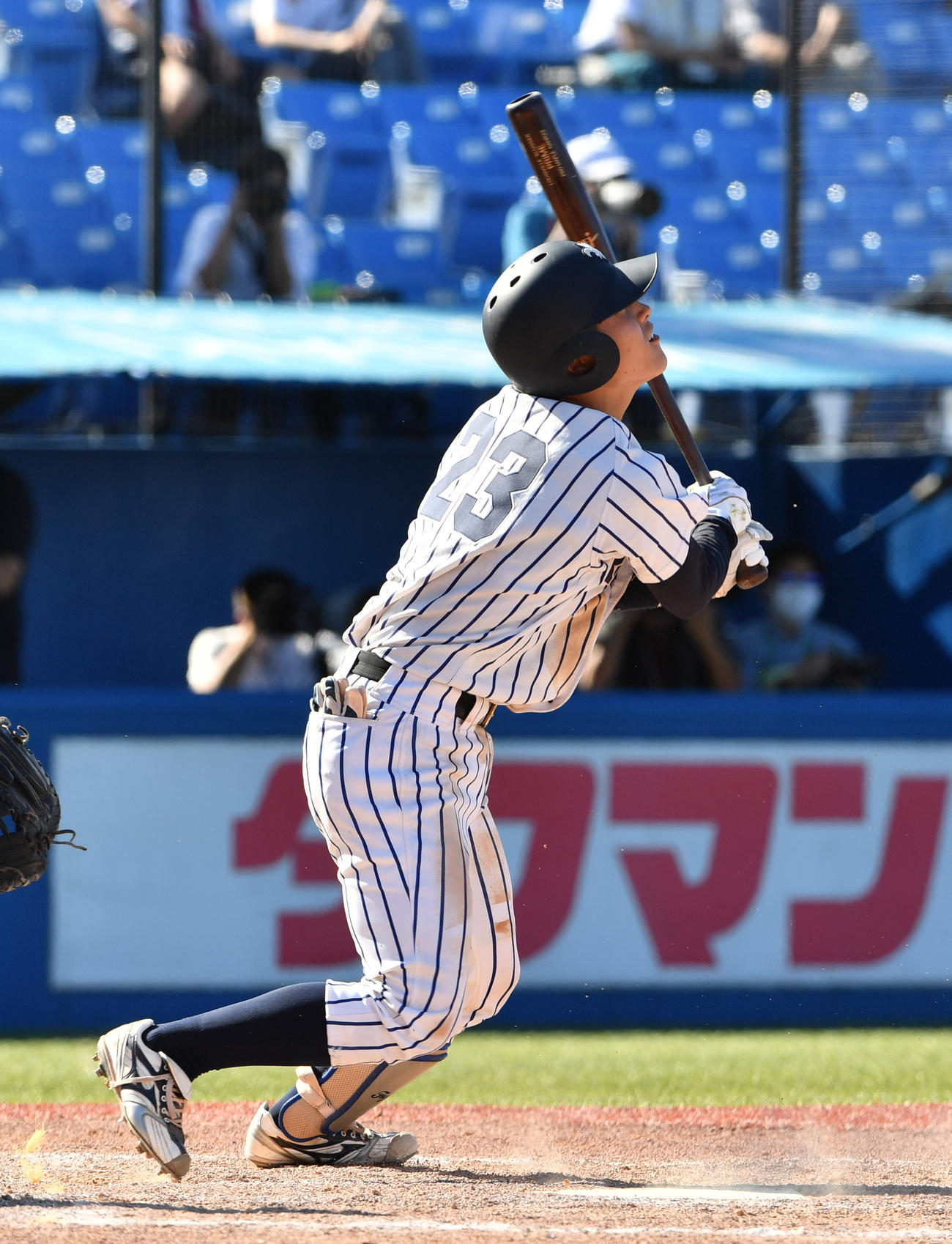 早大対立大　5回裏立大2死満塁、黒岩は三塁に適時打を放つ（撮影・柴田隆二）