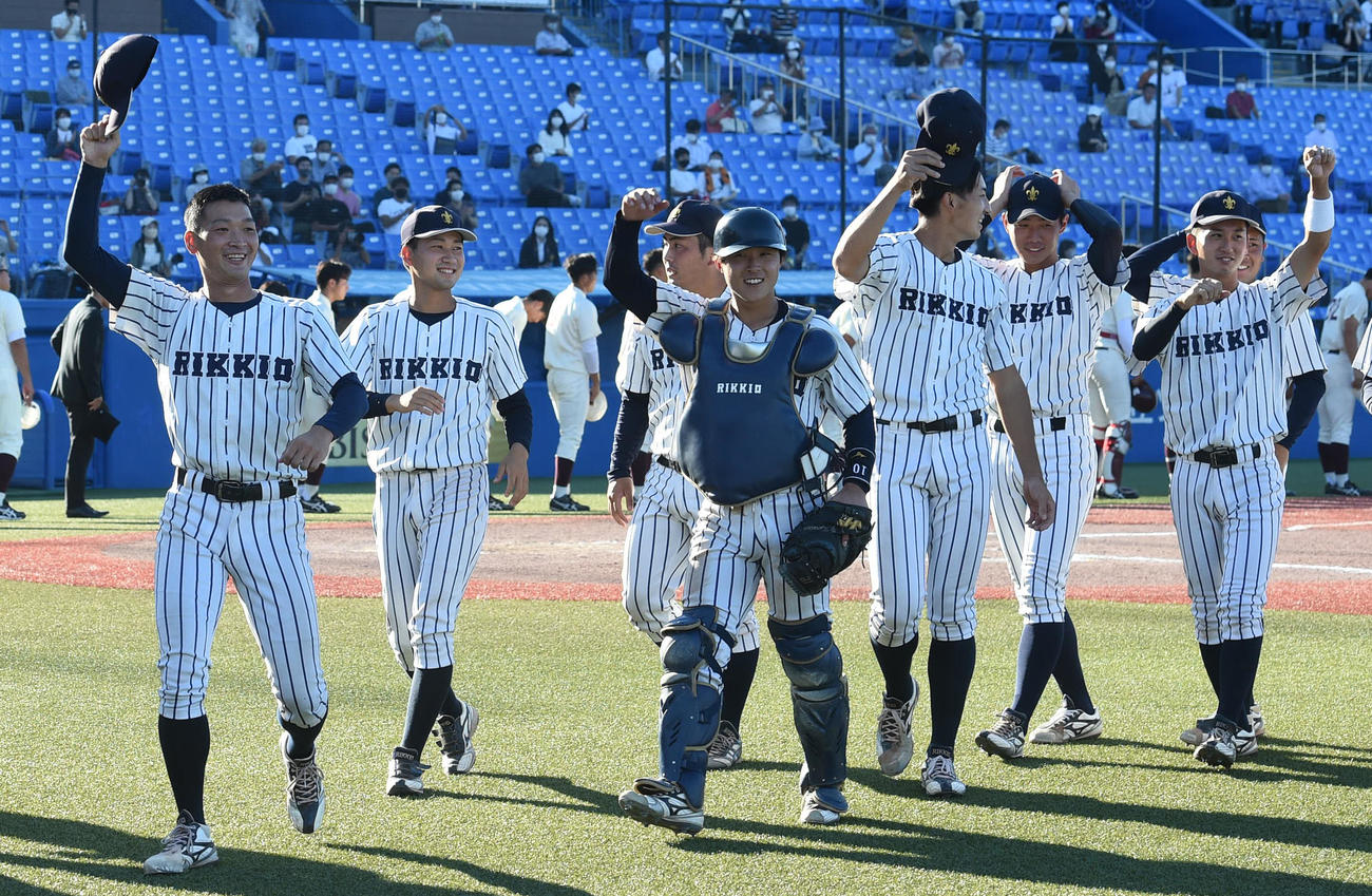 早大対立大　早大に連勝し喜ぶ立大ナイン（撮影・柴田隆二）