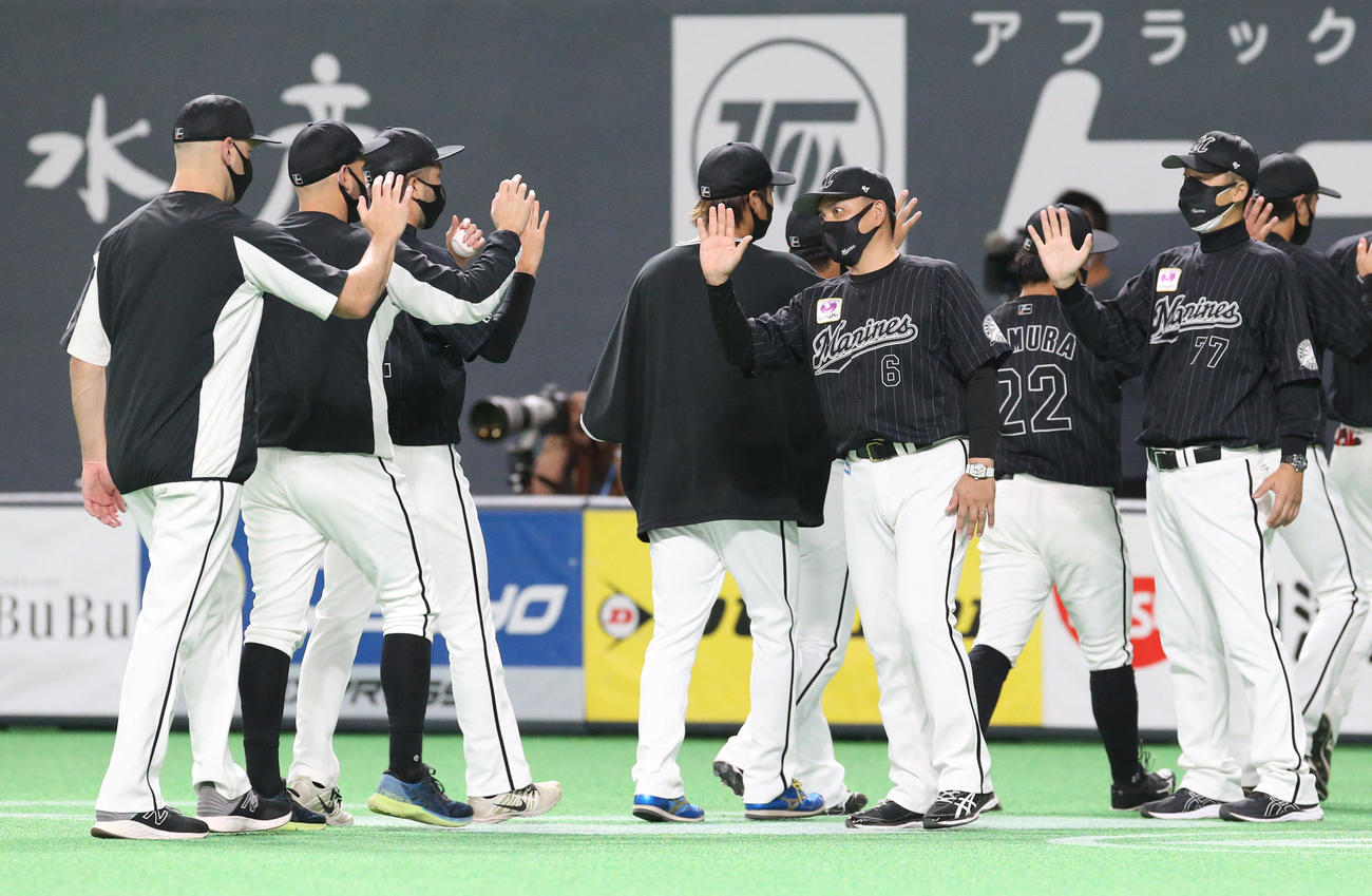 日本ハム対ロッテ　試合終了後、選手を迎えるロッテ井口監督（中央）（撮影・佐藤翔太）
