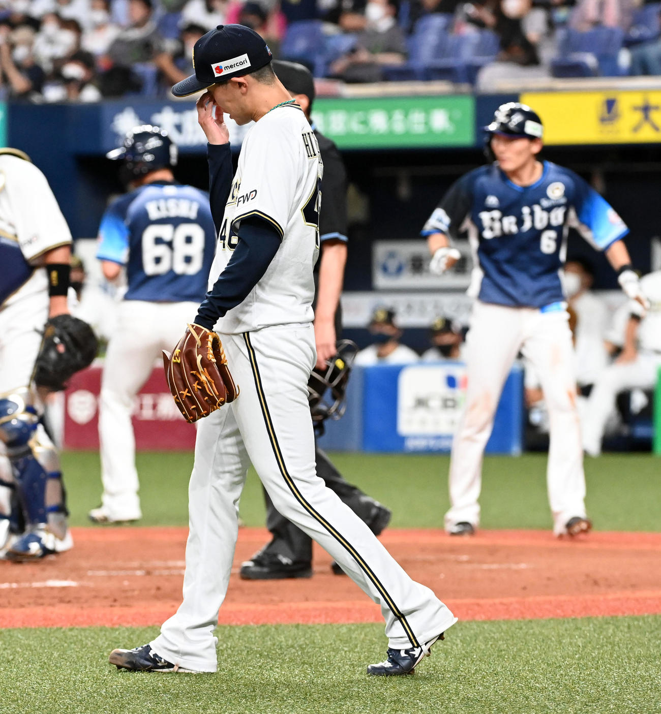 オリックス対西武　5回表西武1死一、二塁、森に左中間へ適時2点二塁打を打たれがっくりする本田（撮影・前岡正明）