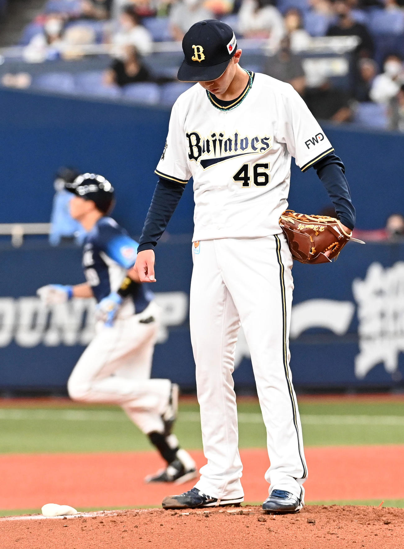 オリックス対西武　3回表西武1死、呉念庭に先制の右越え本塁打を打たれがっくりする本田（撮影・前岡正明）