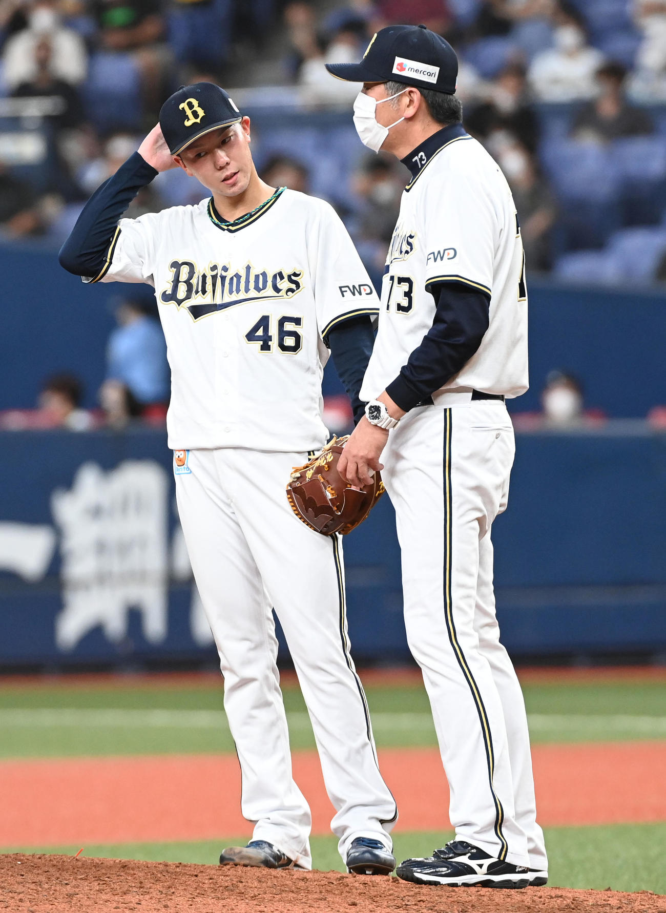 オリックス対西武　5回表西武2死二塁、本田（左）は高山コーチに交代を告げられ無念の表情をみせる（撮影・前岡正明）